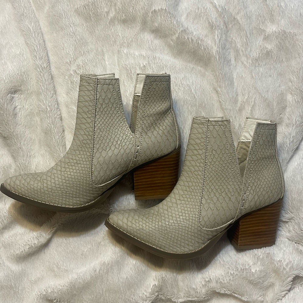 Super cute 💖 ankle cowboy 🤠 boots!